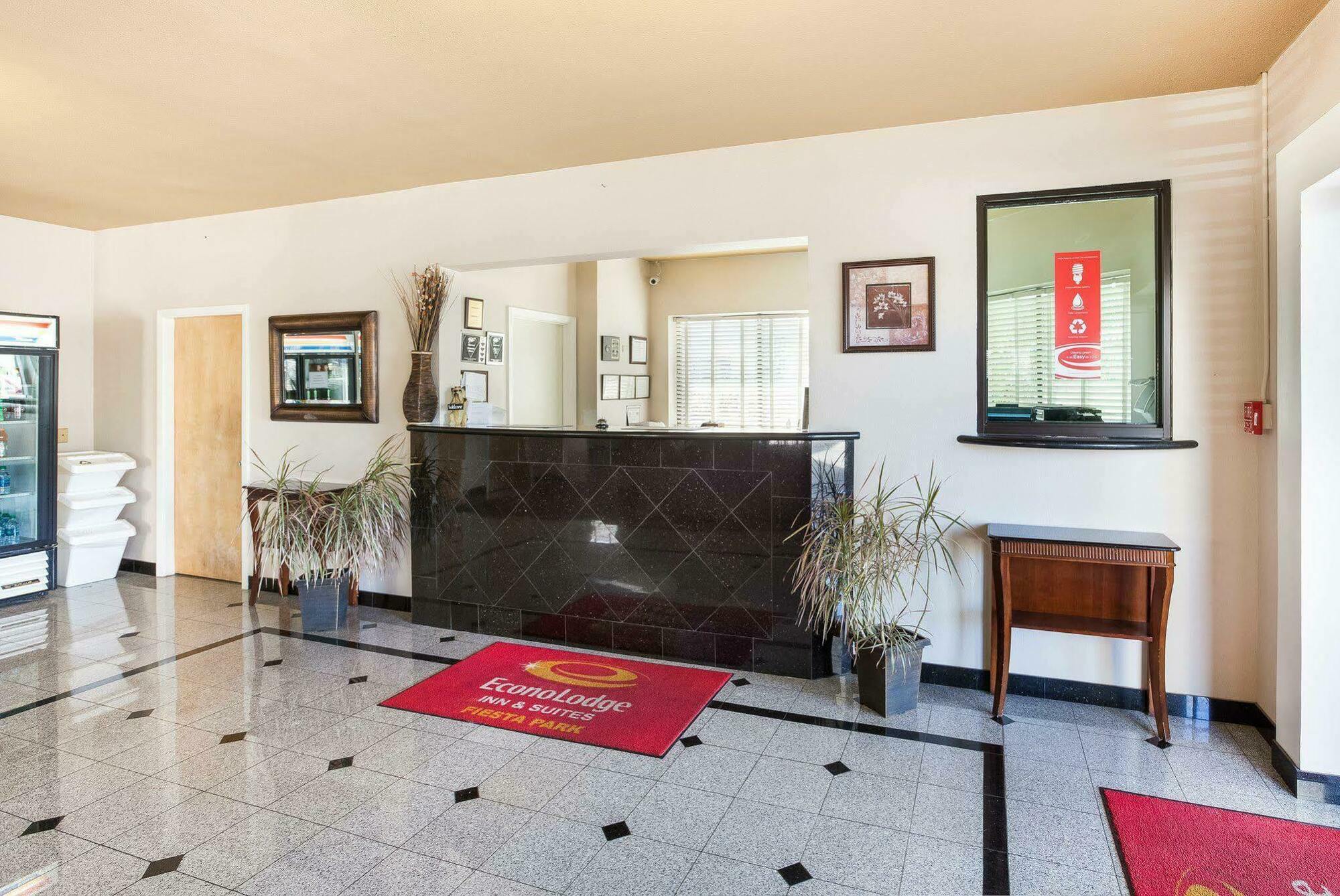University Inn & Suites 圣安东尼奥 外观 照片